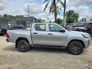 New Toyota Hilux 2025 Silver