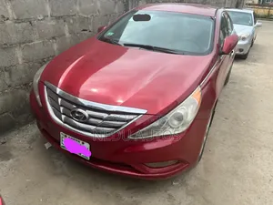 Hyundai Elantra 2011 Red