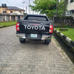 Toyota Hilux SR 4x4 2014 Black