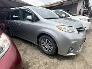Toyota Sienna 2019 Silver