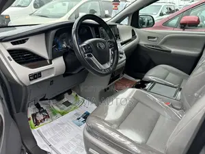 Toyota Sienna 2019 Silver