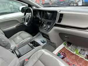 Toyota Sienna 2019 Silver
