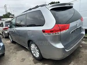 Toyota Sienna 2014 Silver