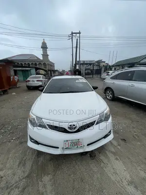 Toyota Camry SE 4dr Sedan (2.5L 4cyl 6A) 2013 White