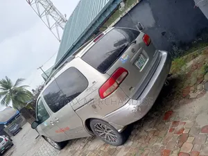 Toyota Sienna XLE 2002 Gold