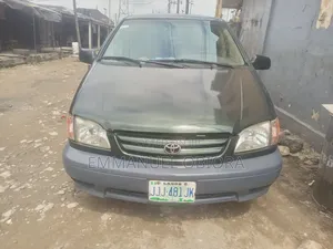 Toyota Sienna LE & 1 hatch 2000 Green
