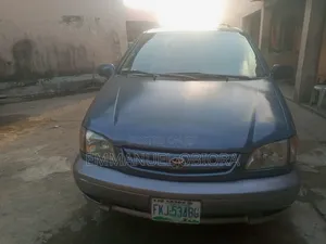 Toyota Sienna LE & 1 hatch 2000 Blue