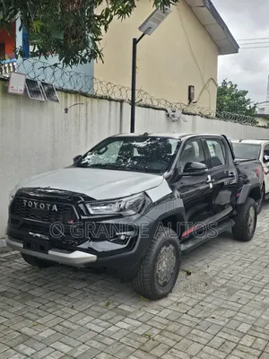 New Toyota Hilux 2025 Black