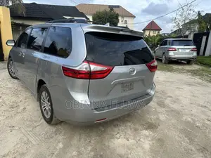 Toyota Sienna XLE AWD 2019 Gold