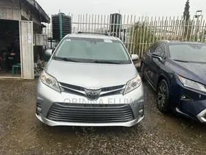 Toyota Sienna XLE AWD 2019 Gold