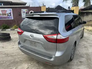Toyota Sienna XLE AWD 2019 Gold
