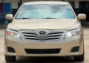 Toyota Camry LE 4dr Sedan (2.5L 4cyl 6AM) 2010 Gold