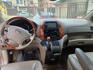 Toyota Sienna XLE Limited AWD 2006 Gold