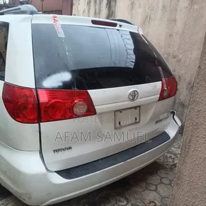 Toyota Sienna LE 2009 White