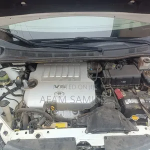 Toyota Sienna LE 2009 White