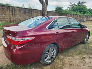 Toyota Camry SE 4dr Sedan (2.5L 4cyl 6A) 2017 Red