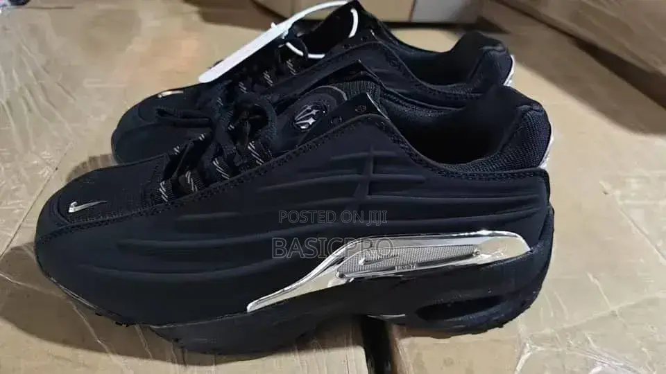 Fully Boxed Shoes for Big Boss Feeling.