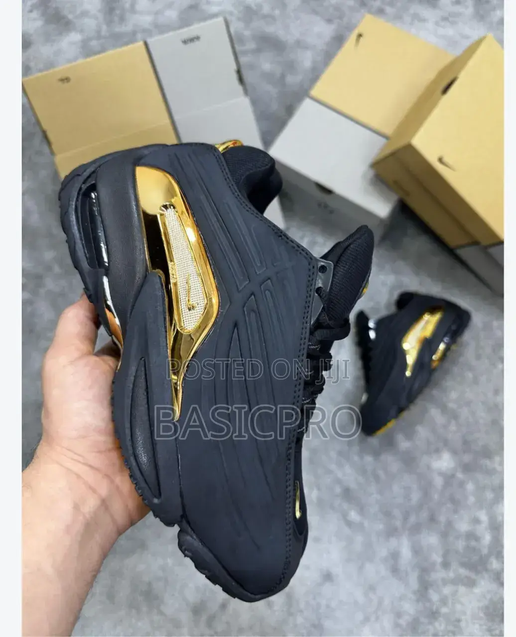 Fully Boxed Shoes for Big Boss Feeling.