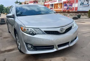 Toyota Camry SE 4dr Sedan w/Prod. End 11/13 (2.5L 4cyl 6A) 2014 Silver