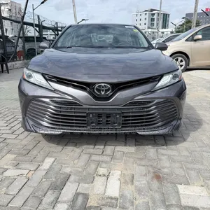 Toyota Camry XLE FWD (2.5L 4cyl 8AM) 2018 Gray