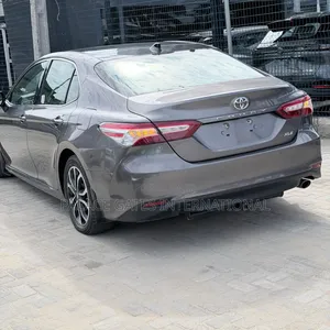 Toyota Camry XLE FWD (2.5L 4cyl 8AM) 2018 Gray