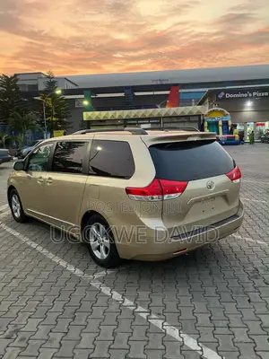 Toyota Sienna 2013 Gold