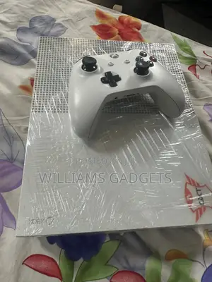 Xbox One S, One Wireless Controller and Game Installed