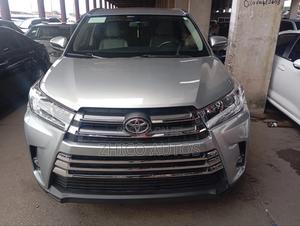 Toyota Highlander XLE 4dr SUV AWD (3.5L 6cyl 6A) 2015 Gray