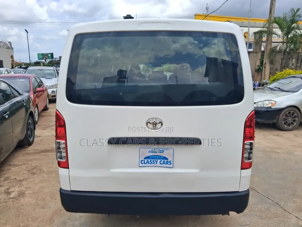 Toyota HiAce 2015 White