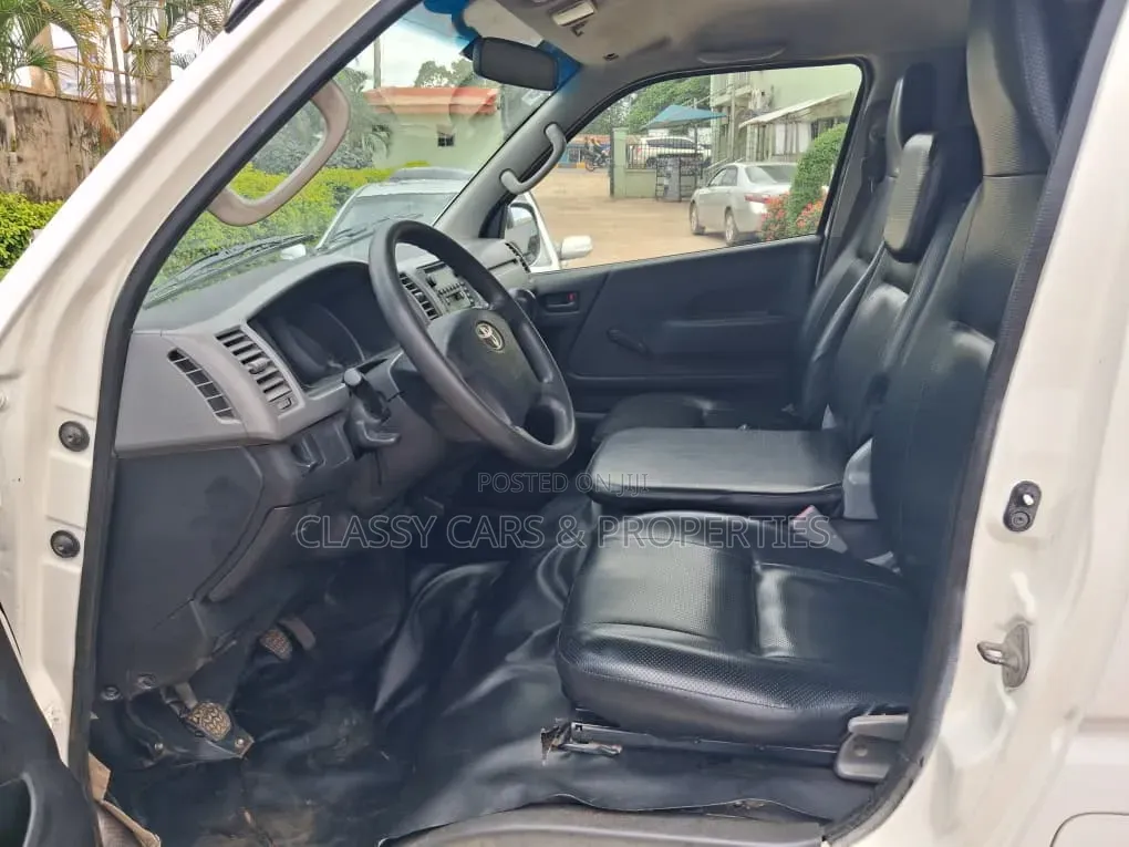 Toyota HiAce 2015 White
