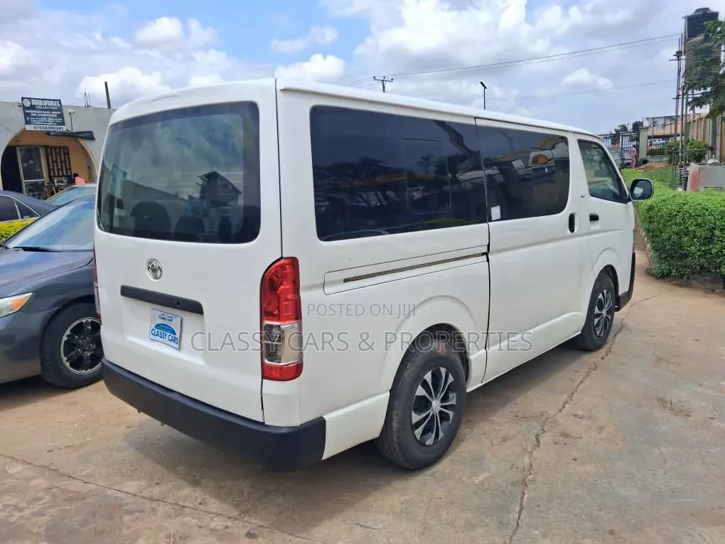 Toyota HiAce 2015 White