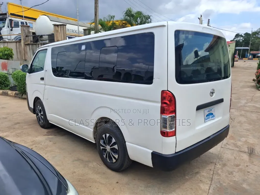 Toyota HiAce 2015 White
