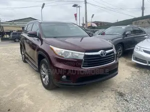 Toyota Highlander LE Plus V6 4x2 (3.5L 6cyl 6A) 2016 Red