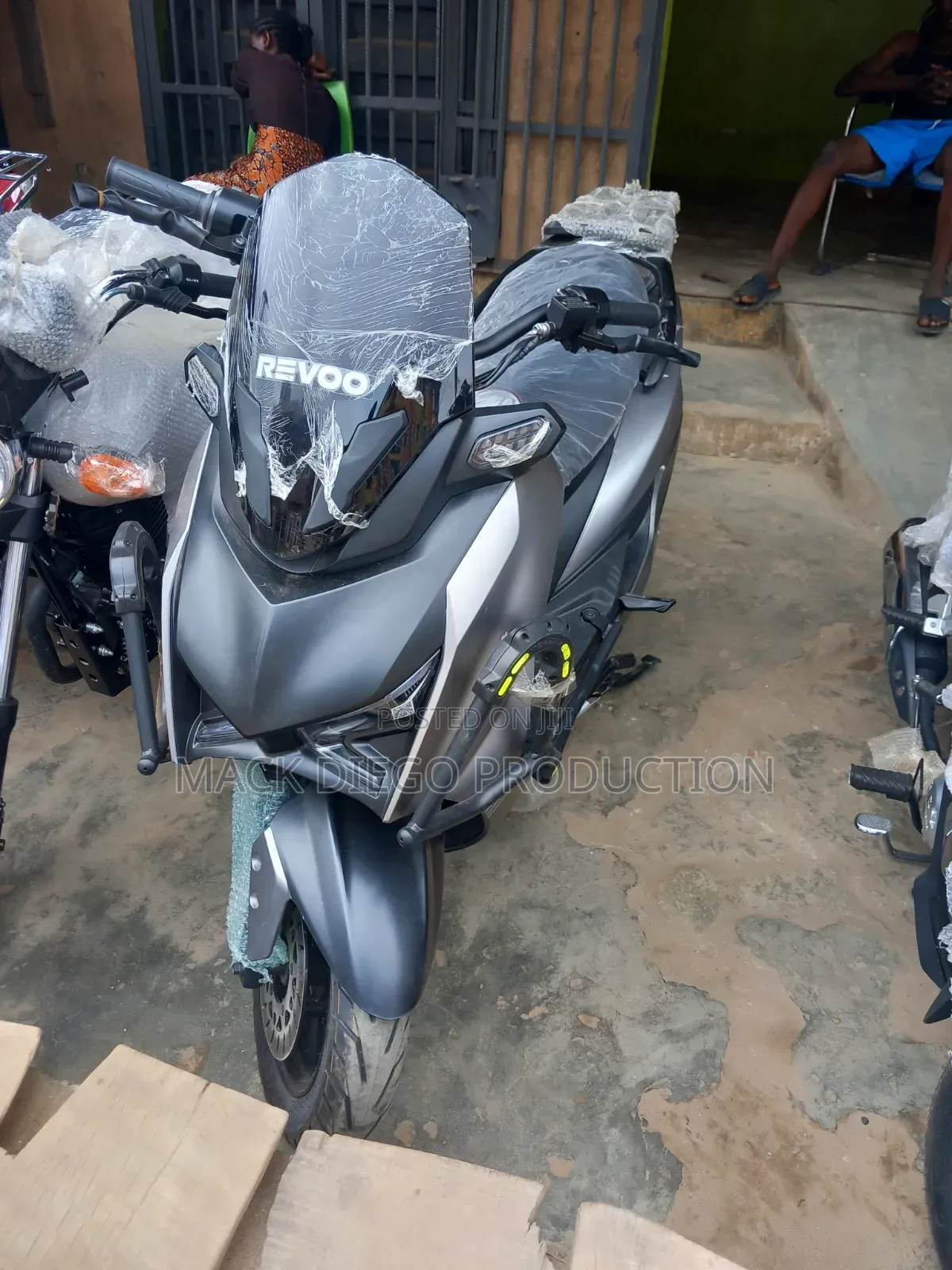 New Revoo E52 2026 Gray