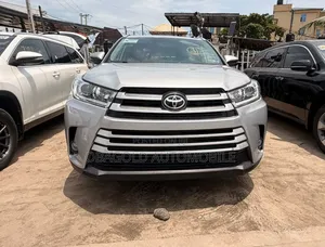 Toyota Highlander XLE 4x4 V6 (3.5L 6cyl 8A) 2018 Gray