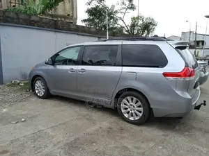 Toyota Sienna 2012 Silver