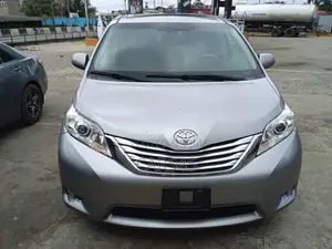 Toyota Sienna 2012 Silver