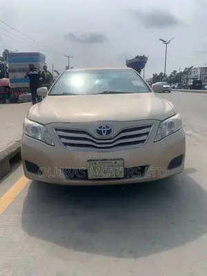 Toyota Camry LE 4dr Sedan (2.5L 4cyl 6A) 2011 Gold
