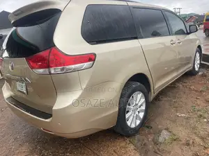 Toyota Sienna 2010 Gold