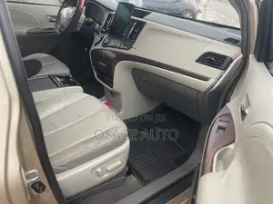 Toyota Sienna 2010 Gold