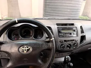Toyota Hilux 2011 White
