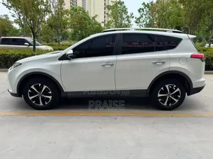 Toyota RAV4 XLE AWD 2019 White