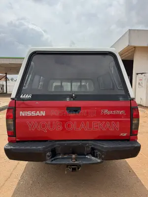 Nissan Frontier 2000 Red