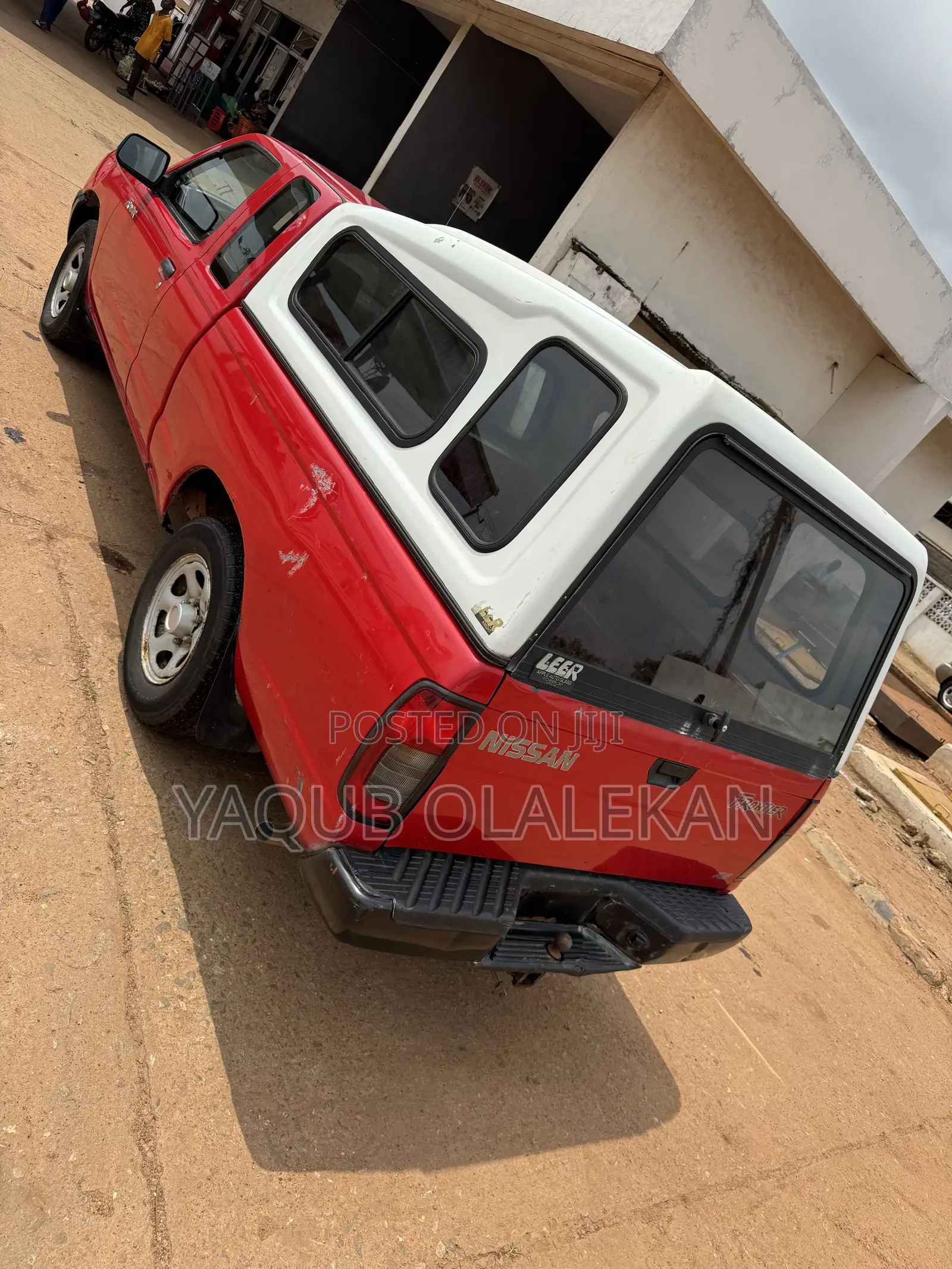 Nissan Frontier 2000 Red