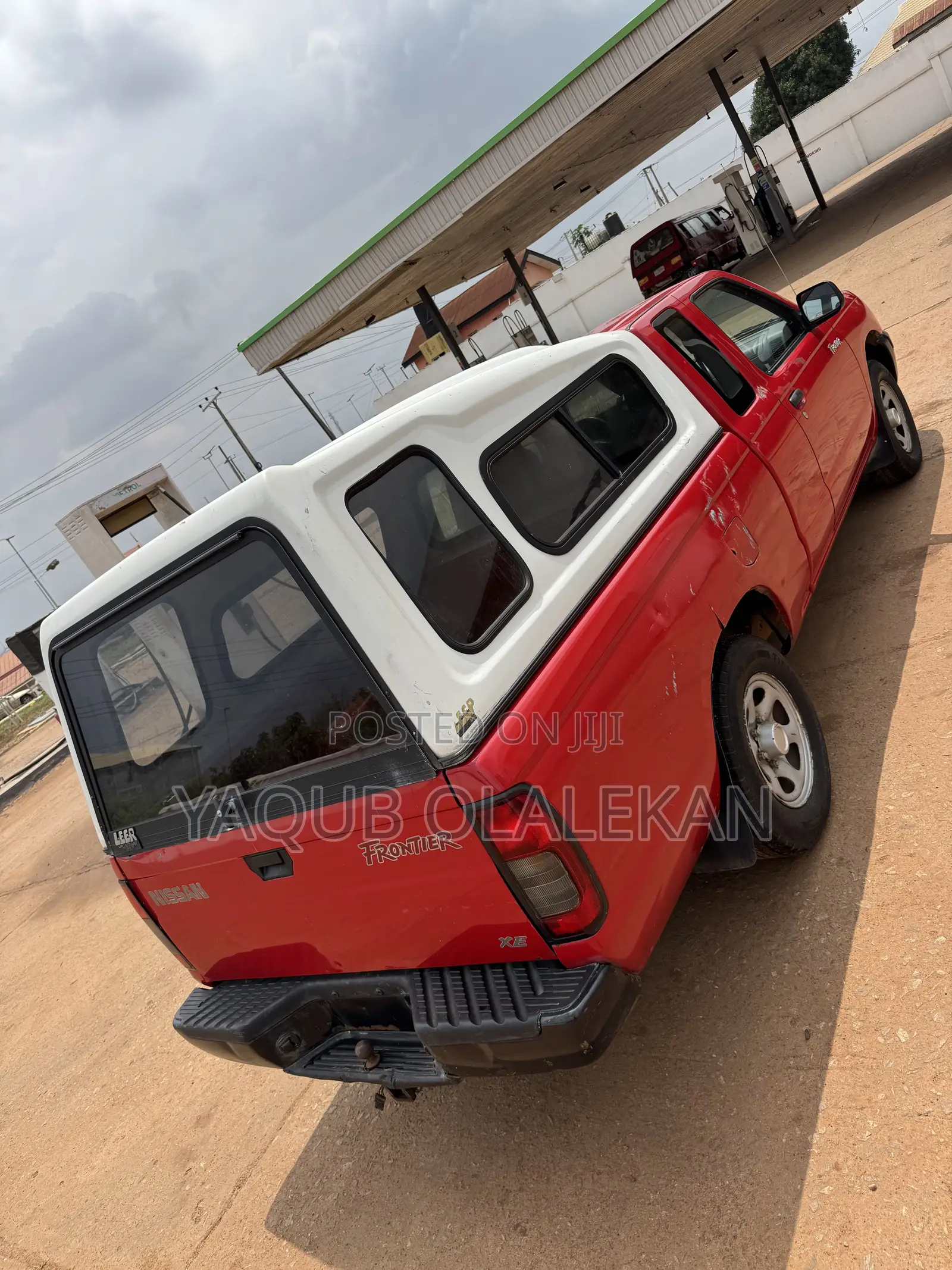 Nissan Frontier 2000 Red