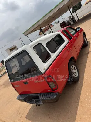 Nissan Frontier 2000 Red