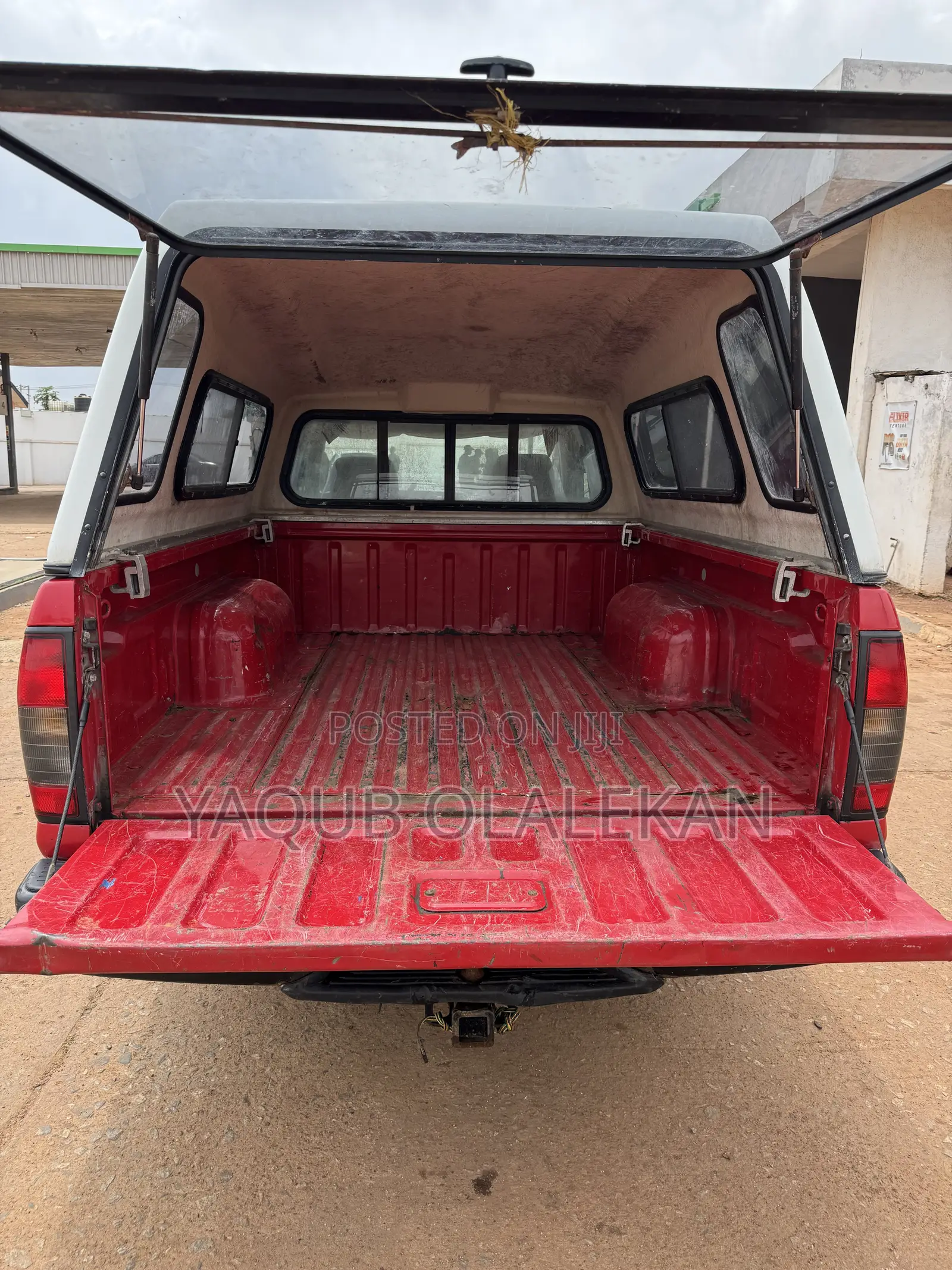 Nissan Frontier 2000 Red