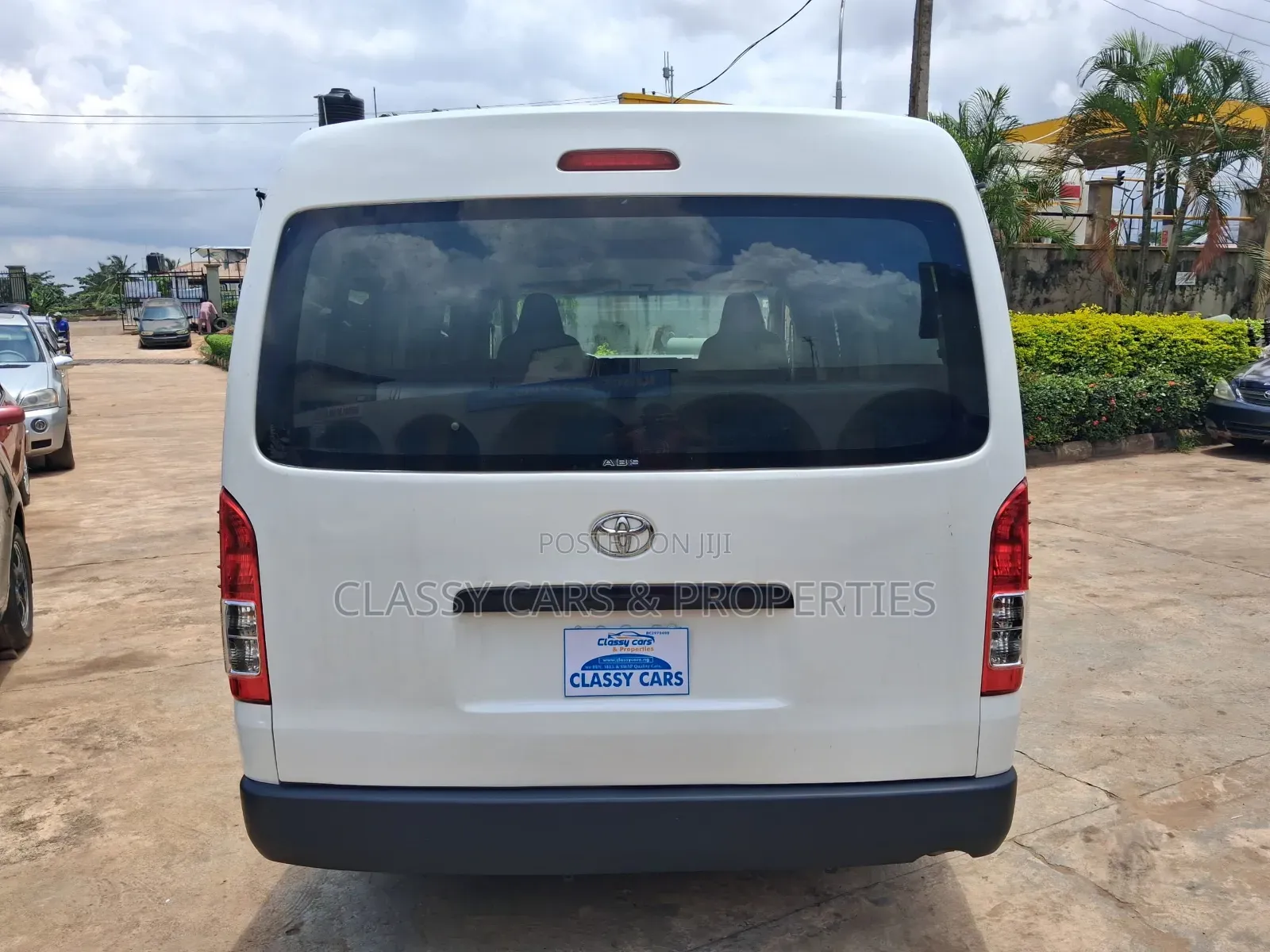 Toyota HiAce 2016 White