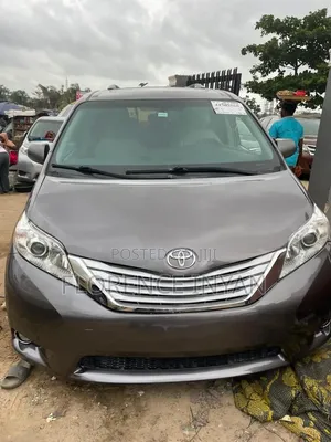 Toyota Sienna XLE Premium 7 Passenger (3.5L 6cyl 8A) 2017 Gray
