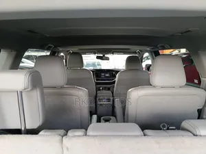 Toyota Highlander XLE 4dr SUV AWD (3.5L 6cyl 6A) 2015 Silver